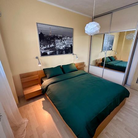 Apartment Ceskomoravska - O2 Arena Praag Buitenkant foto