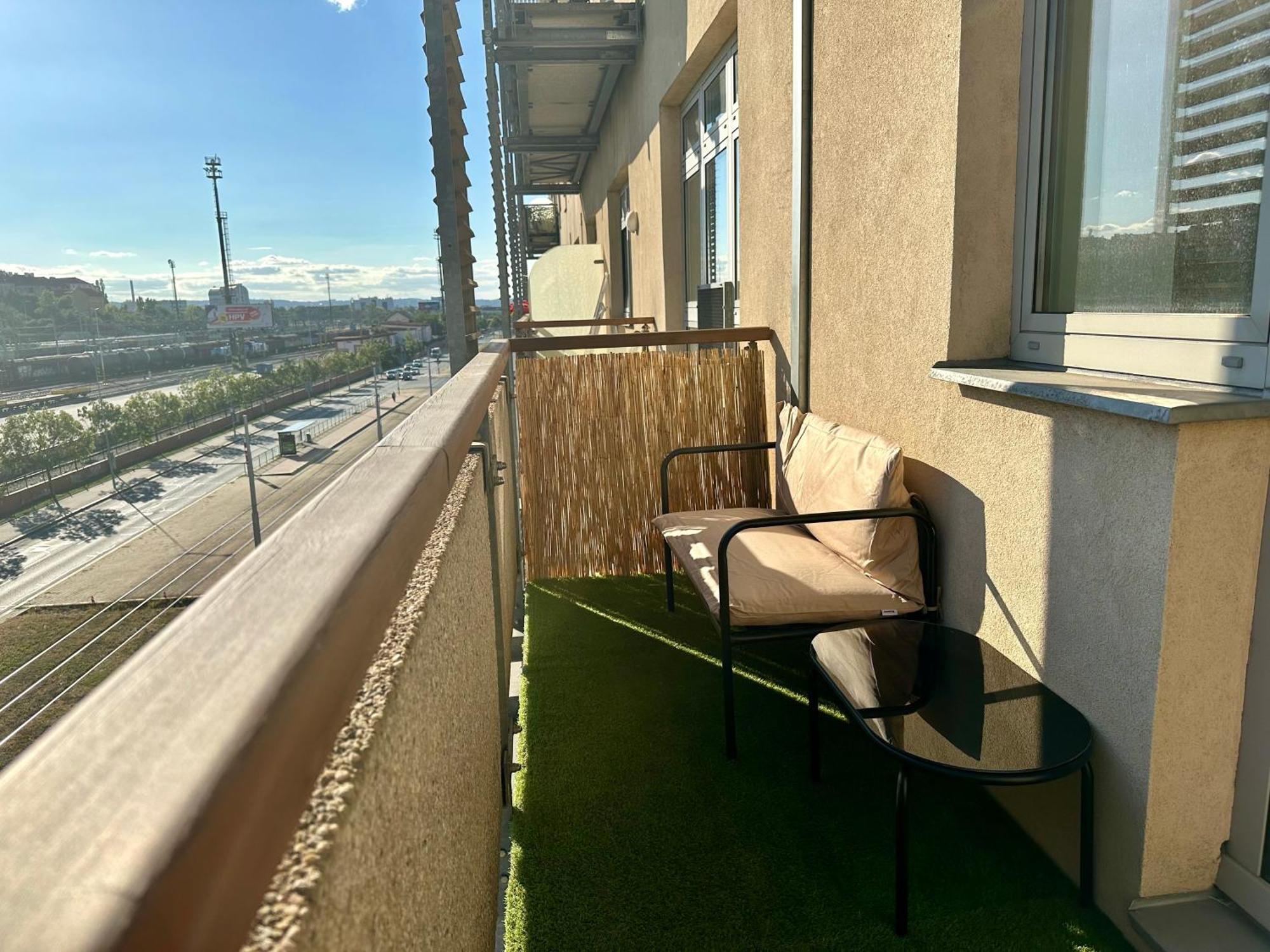 Apartment Ceskomoravska - O2 Arena Praag Buitenkant foto