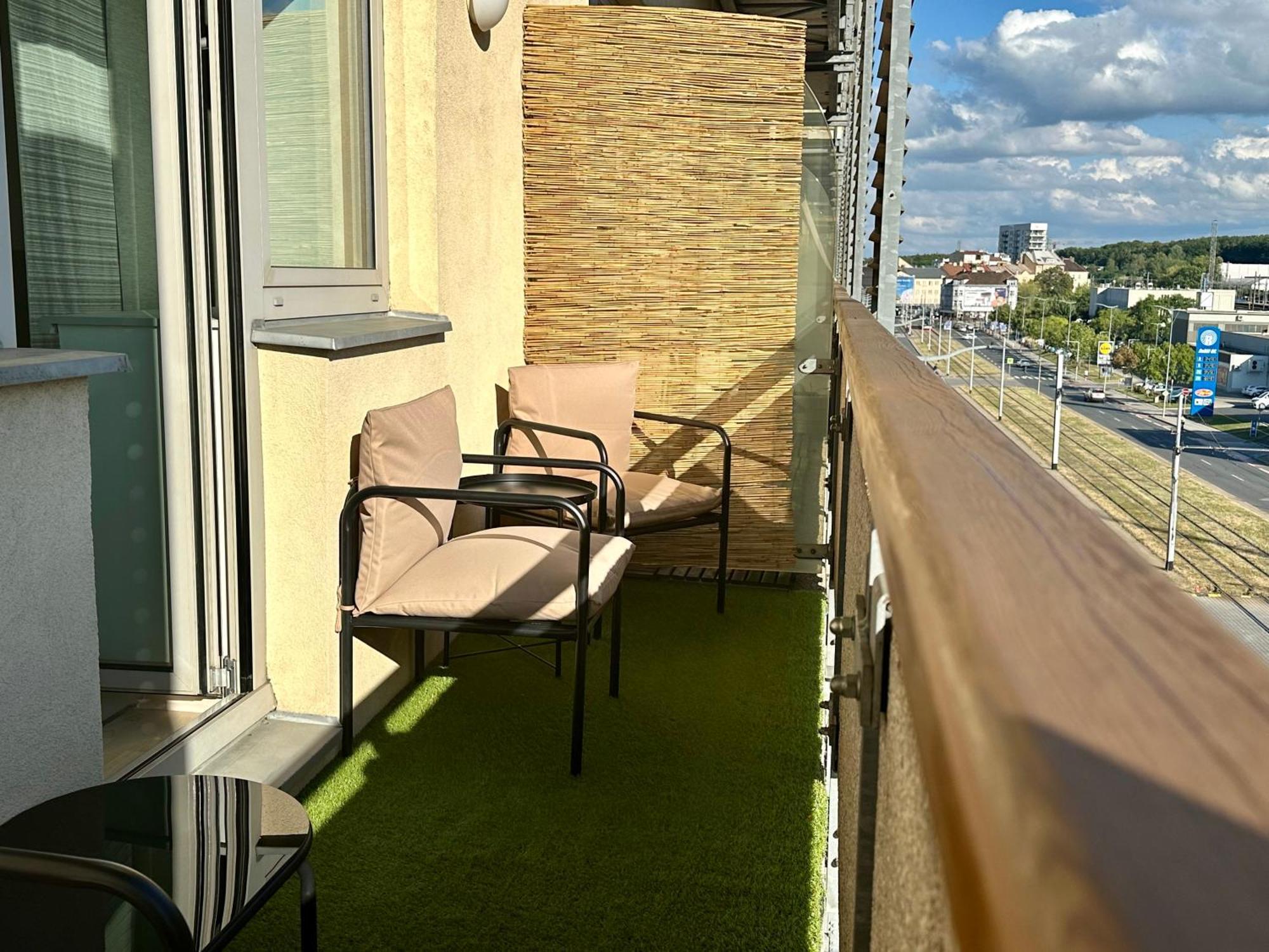 Apartment Ceskomoravska - O2 Arena Praag Buitenkant foto
