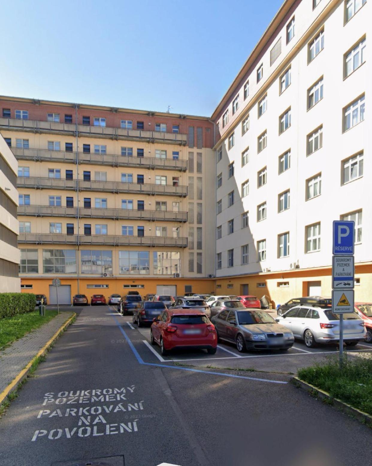 Apartment Ceskomoravska - O2 Arena Praag Buitenkant foto