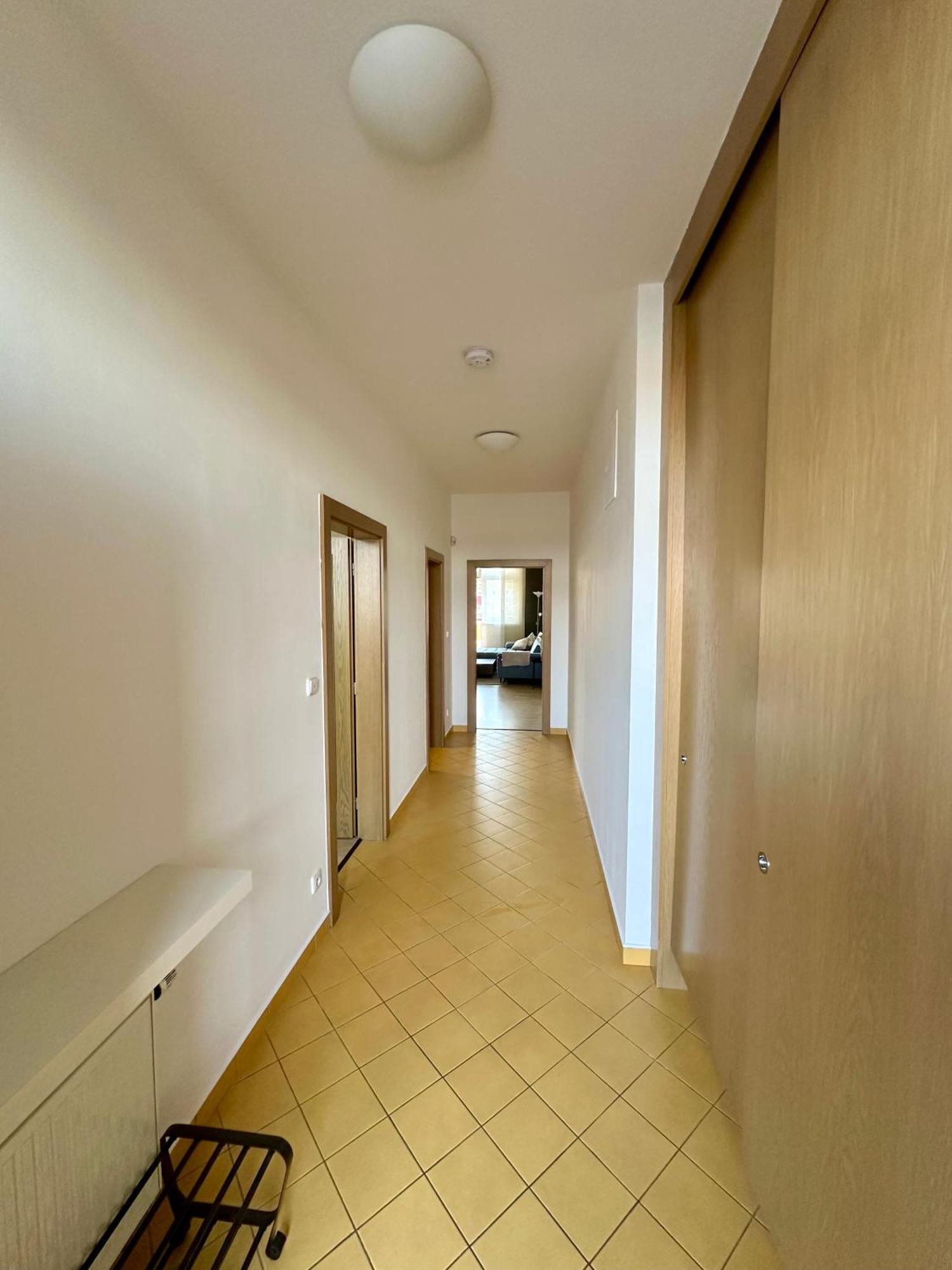 Apartment Ceskomoravska - O2 Arena Praag Buitenkant foto