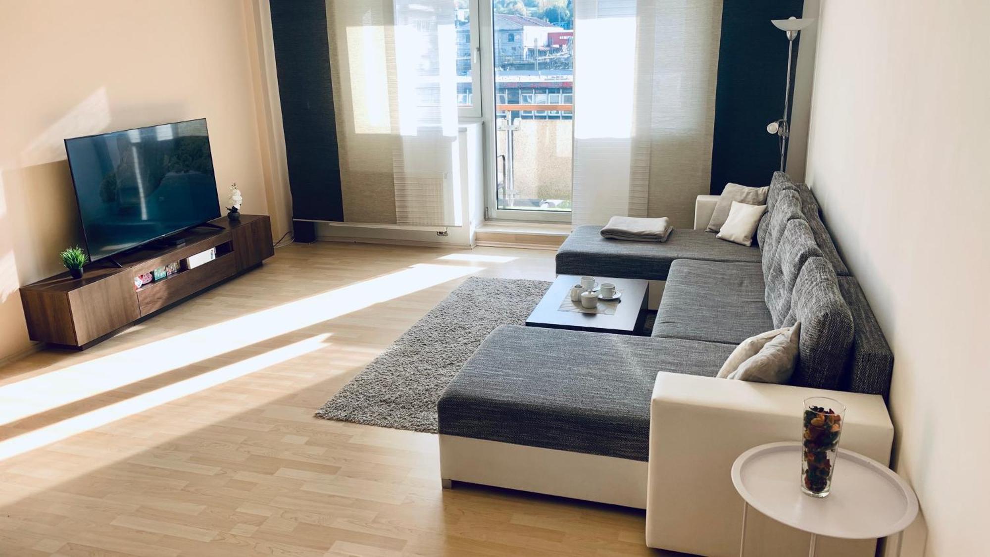 Apartment Ceskomoravska - O2 Arena Praag Buitenkant foto